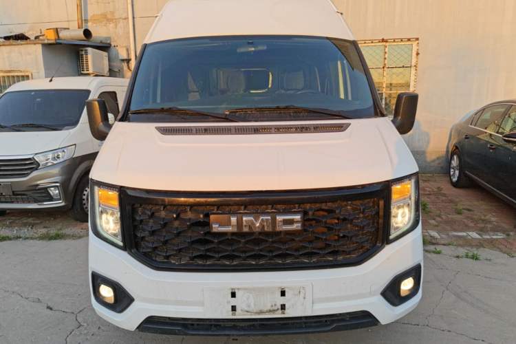 Used JMC Fushun 2023 2.0T Manual Mid-Drive Mid-Roof Commercial Van Transporter 2/3 Seats Front