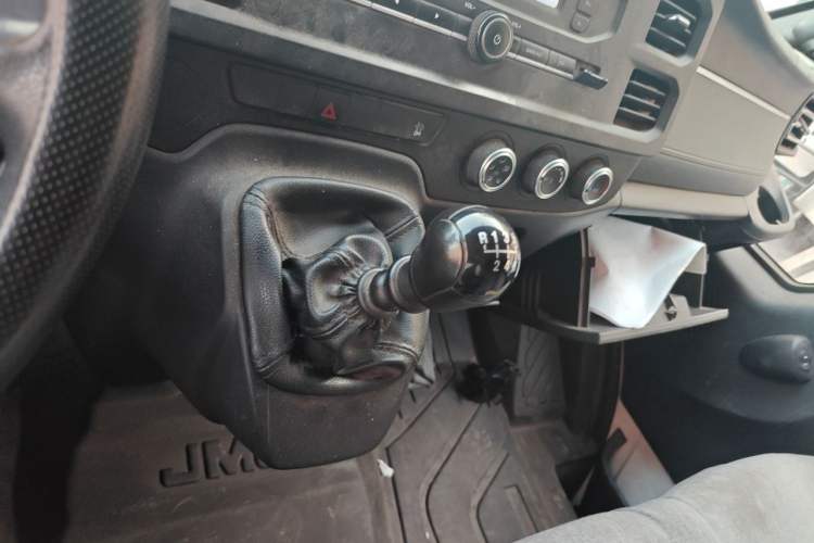 Used JMC Fushun 2023 2.0T Manual Short-Wheelbase Low-Roof Commercial Van 2/3 Seats with Dual-Swing Tailgate Gear Lever