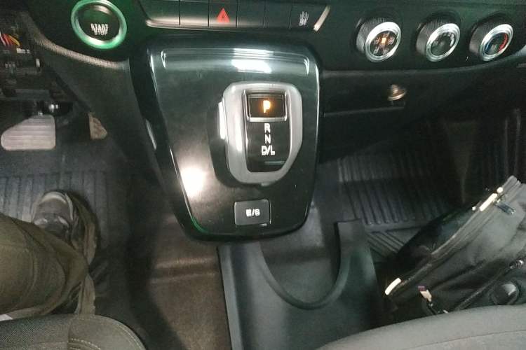 Used JMC Fushun 2023 2.0T Automatic Short-Wheelbase Mid-Top Commercial Multi-Purpose 6-Seater Passenger Vehicle Gear Lever