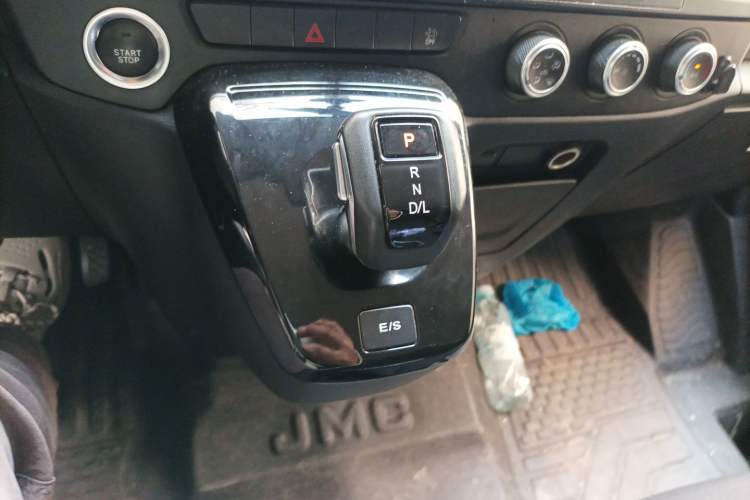 Used JMC Fushun 2023 2.0T Automatic Mid-Range High-Roof Commercial Multi-Purpose Passenger Vehicle with 6 Seats Gear Lever