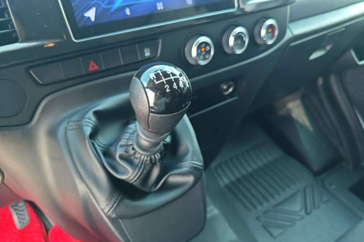 Used JMC Fushun 2023 2.0T Manual Mid-Drive Mid-Roof Commercial Multi-Purpose 7-Seater Passenger Vehicle Gear Lever