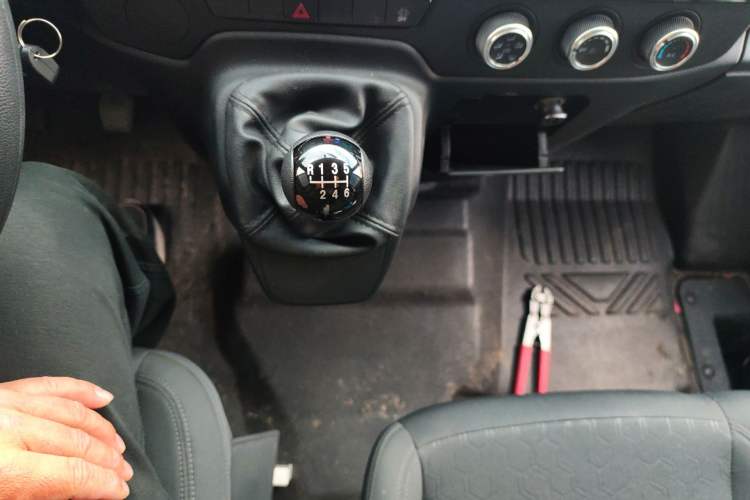 Used JMC Fushun 2023 2.0T Manual Mid-Drive Mid-Roof Commercial Multi-Purpose 7-Seater Passenger Vehicle Gear Lever