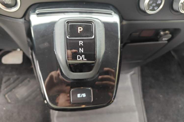 Used JMC Fushun 2023 2.0T Automatic Short-Wheelbase Mid-Height Commercial Multi-Purpose Passenger Vehicle 5 Seats Gear Lever