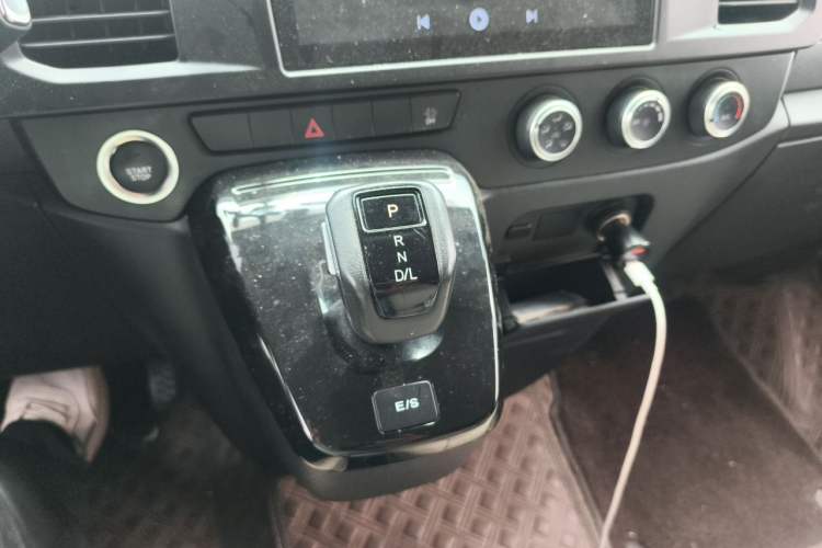 Used JMC Fushun 2023 2.0T Automatic Short-Wheelbase Low-Roof Commercial & Multi-Purpose Passenger Vehicle 6 Seats with Lift-Up Tailgate Gear Lever