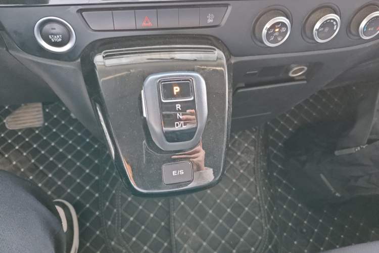 Used JMC Fushun 2023 2.0T Automatic Short-Wheelbase Mid-Top Commercial Multi-Purpose 6-Seater Passenger Vehicle Gear Lever