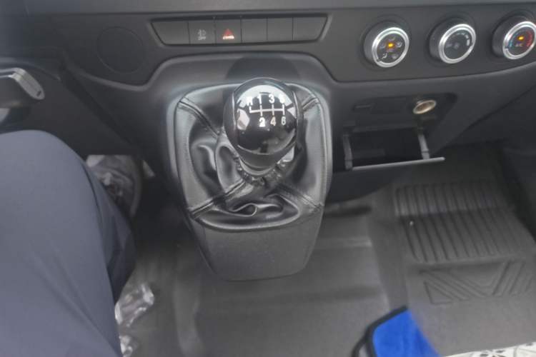 Used JMC Fushun 2023 2.0T Manual Short-Wheelbase Mid-Height Commercial Multi-Purpose 5-Seater Passenger Vehicle Gear Lever