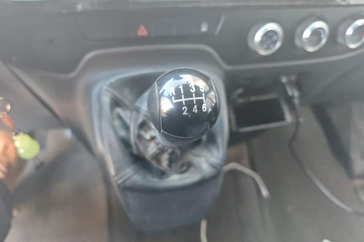 Used JMC Fushun 2023 2.0T Manual Short-Wheelbase Mid-Roof Commercial Van Transporter 2/3 Seats Gear Lever