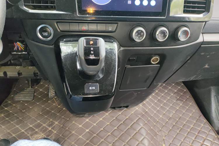 Used JMC Fushun 2023 2.0T Automatic Mid-Range High-Roof Commercial Multi-Purpose 7-Seater Passenger Vehicle Gear Lever