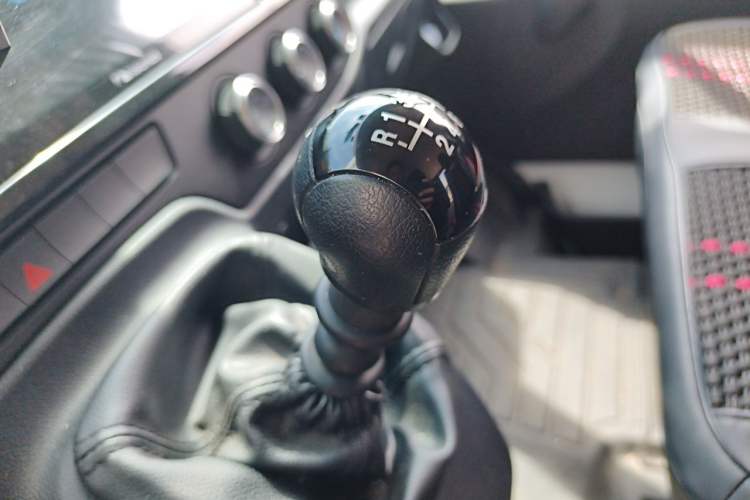 Used JMC Fushun 2023 2.0T Manual Short-Wheelbase Low-Roof Commercial Van 2/3 Seats with Dual-Swing Tailgate Gear Lever