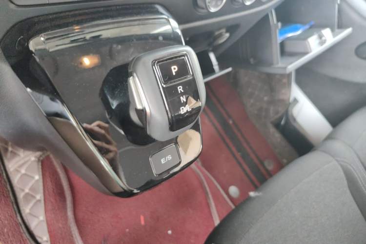 Used JMC Fushun 2023 2.0T Automatic Mid-Range High-Roof Commercial Multi-Purpose 7-Seater Passenger Vehicle Gear Lever