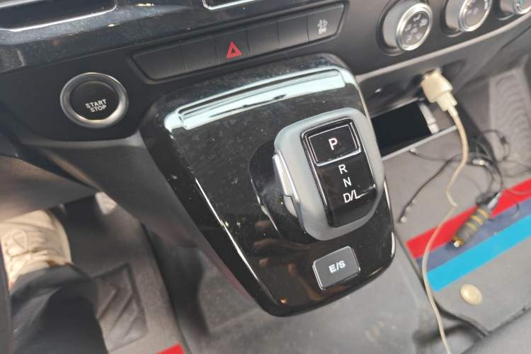 Used JMC Fushun 2023 2.0T Automatic Short-Wheelbase Mid-to-High Roof Commercial & Multi-Purpose Passenger Vehicle 6 Seats Gear Lever