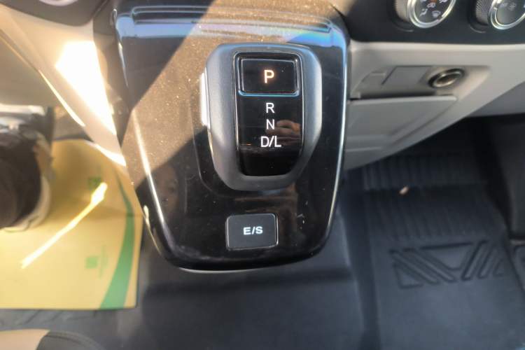 Used JMC Fushun 2023 2.0T Automatic Mid-axle Mid-roof Business-Class 9-Seater Gear Lever