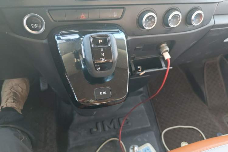Used JMC Fushun 2023 2.0T Automatic Mid-Range Mid-Roof Commercial Multi-Purpose 7-Seater Passenger Vehicle Gear Lever