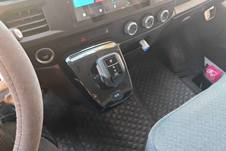Used JMC Fushun 2023 2.0T Automatic Short-Wheelbase Low-Roof Commercial Van 2/3 Seats with Dual-Opening Tailgate Gear Lever
