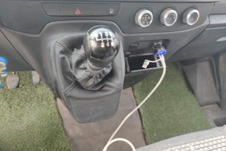 Used JMC Fushun 2023 2.0T Manual Short-Wheelbase Mid-Height Commercial Multi-Purpose 5-Seater Passenger Vehicle Gear Lever