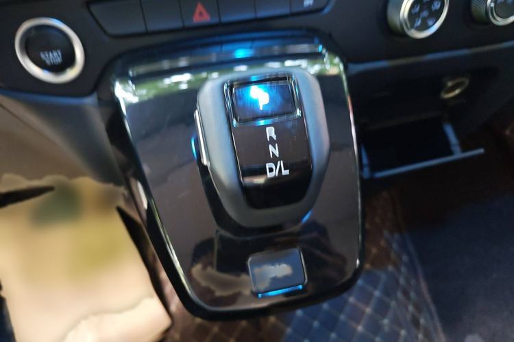 Used JMC Fushun 2023 2.0T Automatic Short-Wheelbase Mid-Top Commercial Multi-Purpose 6-Seater Passenger Vehicle Gear Lever