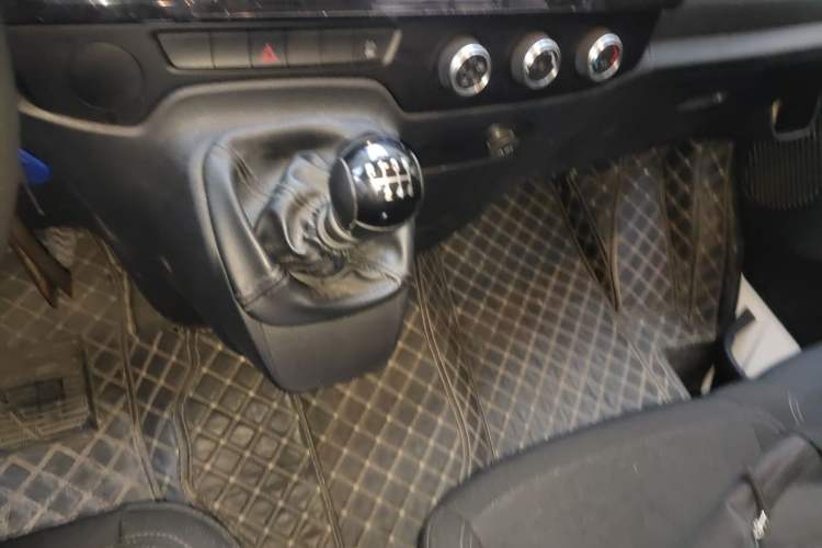 Used JMC Fushun 2023 2.0T Manual Mid-Drive Mid-Roof Commercial Multi-Purpose 7-Seater Passenger Vehicle Gear Lever