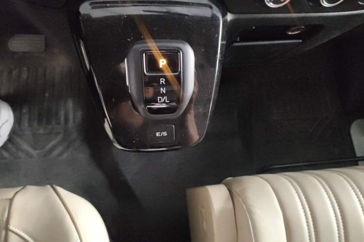 Used JMC Fushun 2023 2.0T Automatic Short-Wheelbase Low-Roof Commercial & Multi-Purpose Passenger Vehicle 6-Seater with Dual-Opening Tailgate Gear Lever