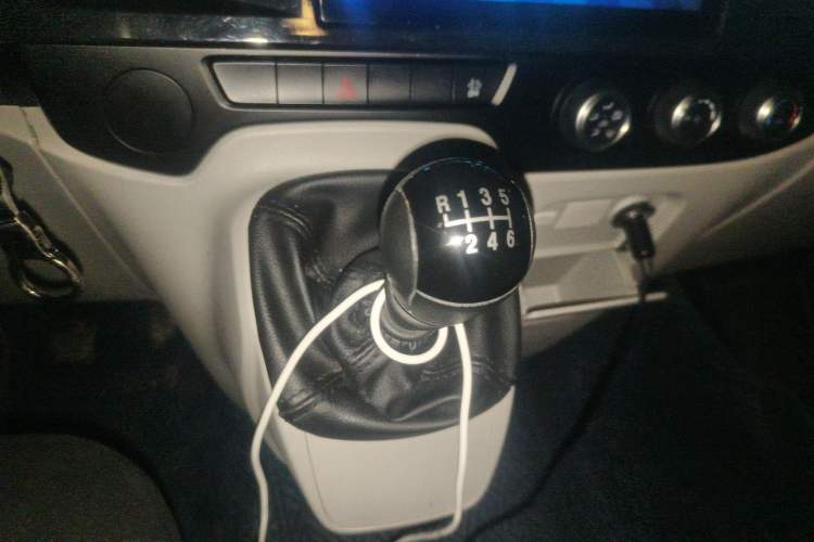 Used JMC Fushun 2023 2.0T Manual Mid-axle Mid-roof Business-Class 9-Seater (Non-Commercial) Gear Lever