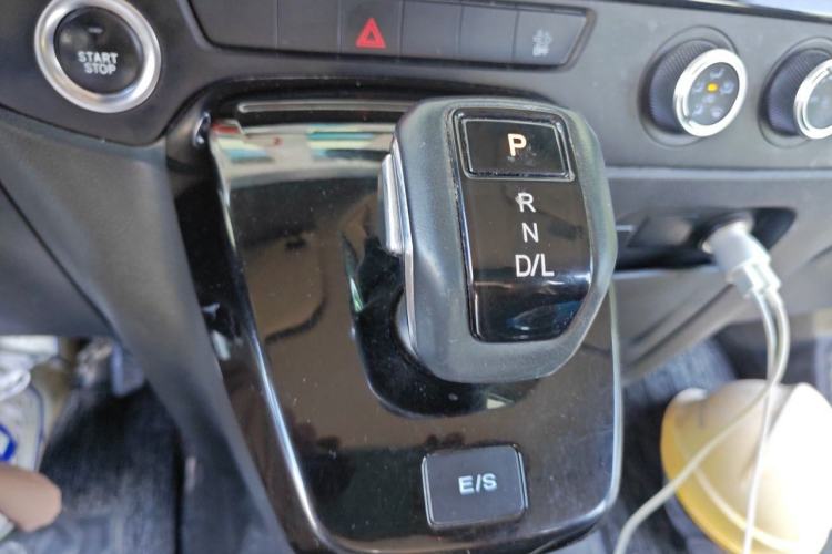 Used JMC Fushun 2023 2.0T Automatic Short-Wheelbase Low-Roof Commercial Van 2/3 Seats with Dual-Opening Tailgate Gear Lever