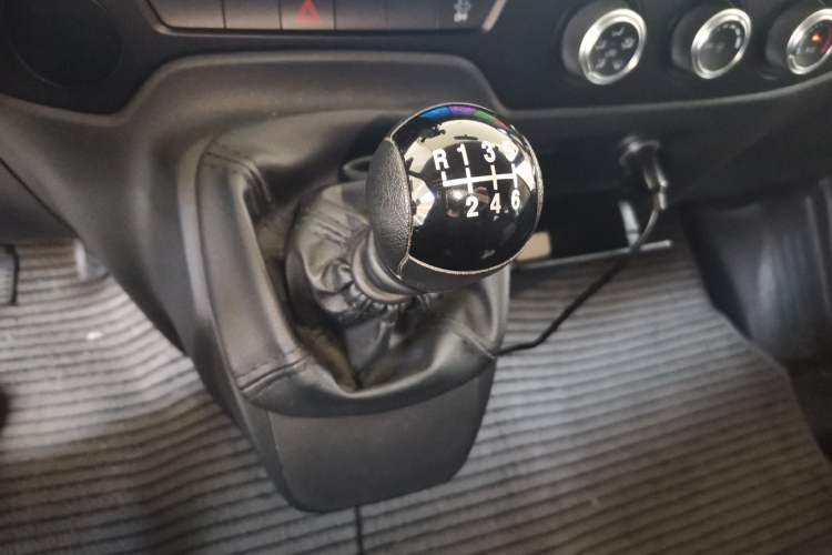 Used JMC Fushun 2023 2.0T Automatic Mid-Range High-Roof Commercial Multi-Purpose 7-Seater Passenger Vehicle Gear Lever