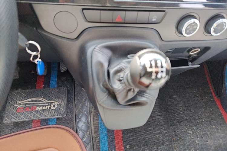 Used JMC Fushun 2023 2.0T Manual Short-Wheelbase Mid-Height Commercial Multi-Purpose 5-Seater Passenger Vehicle Gear Lever