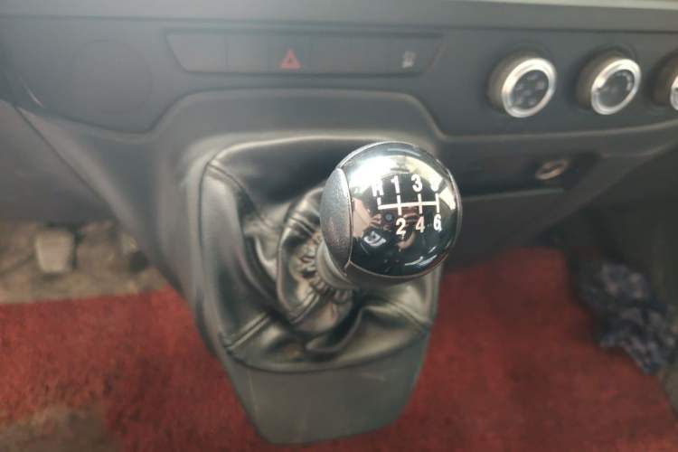 Used JMC Fushun 2023 2.0T Manual Short-Wheelbase Mid-Height Commercial Multi-Purpose 5-Seater Passenger Vehicle Gear Lever
