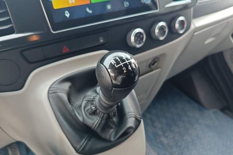 Used JMC Fushun 2023 2.0T Manual Mid-axle Mid-roof Business-Class 9-Seater (Non-Commercial) Gear Lever
