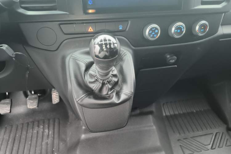 Used JMC Fushun 2023 2.0T Manual Short-Wheelbase Mid-Height Commercial Multi-Purpose 5-Seater Passenger Vehicle Gear Lever