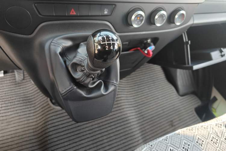 Used JMC Fushun 2023 2.0T Manual Short Wheelbase Mid-Height Passenger Version Business-Class 7-Seater (Non-Commercial) Gear Lever