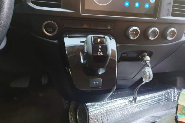 Used JMC Fushun 2023 2.0T Automatic Short-Wheelbase Mid-Height Commercial Multi-Purpose Passenger Vehicle 5 Seats Gear Lever