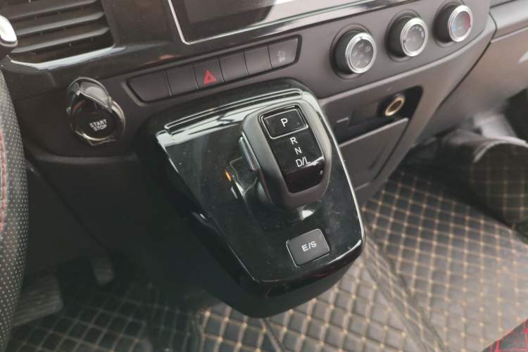 Used JMC Fushun 2023 2.0T Automatic Mid-Range High-Roof Commercial Multi-Purpose 7-Seater Passenger Vehicle Gear Lever