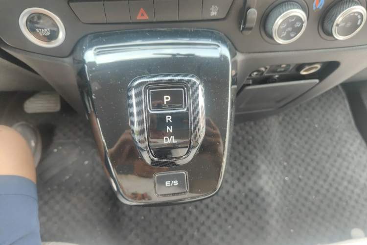 Used JMC Fushun 2023 2.0T Automatic Mid-Range High-Roof Commercial Multi-Purpose Passenger Vehicle with 6 Seats Gear Lever