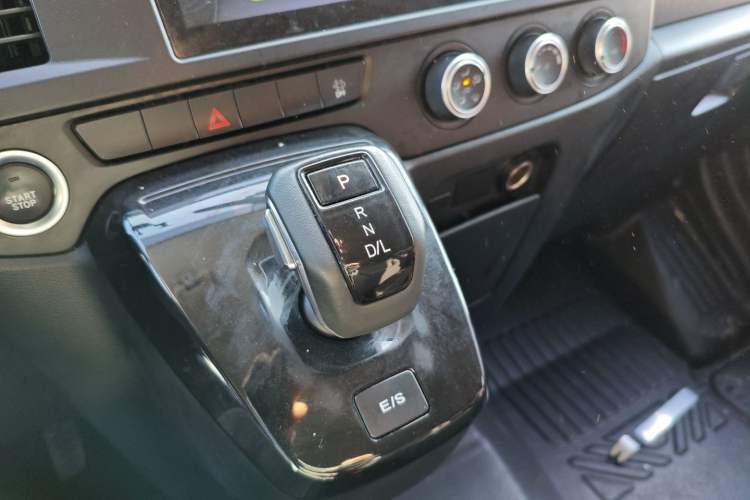 Used JMC Fushun 2023 2.0T Automatic Short-Wheelbase Mid-Top Commercial Multi-Purpose 6-Seater Passenger Vehicle Gear Lever