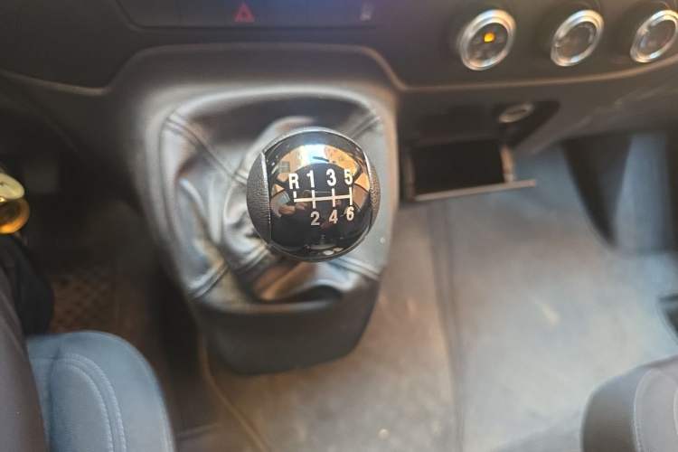 Used JMC Fushun 2023 2.0T Automatic Mid-Range Mid-Roof Commercial Multi-Purpose 6-Seater Passenger Vehicle Gear Lever
