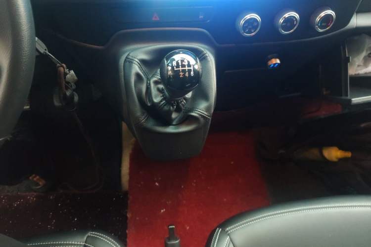 Used JMC Fushun 2023 2.0T Manual Diesel Long-Wheelbase High-Roof Business Van with Dual Rear Tires 6–9 Seats Gear Lever