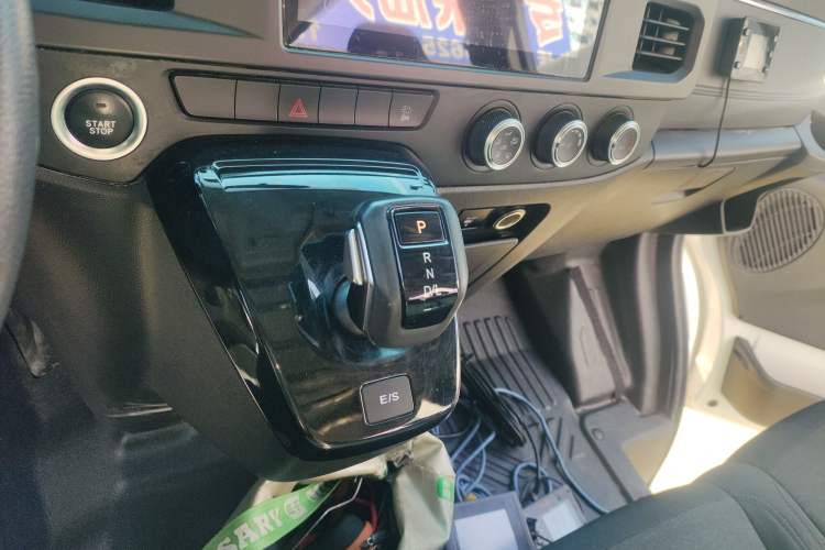 Used JMC Fushun 2023 2.0T Automatic Mid-Range High-Roof Commercial Multi-Purpose 7-Seater Passenger Vehicle Gear Lever