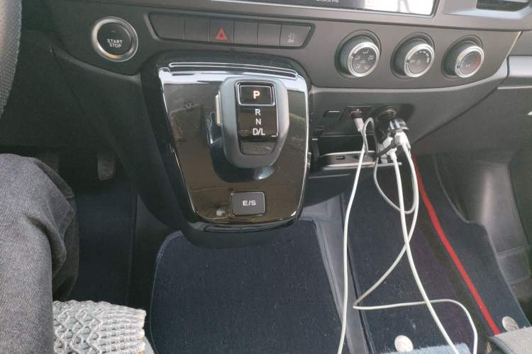 Used JMC Fushun 2023 2.0T Automatic Mid-Range High-Roof Commercial Multi-Purpose Passenger Vehicle with 6 Seats Gear Lever