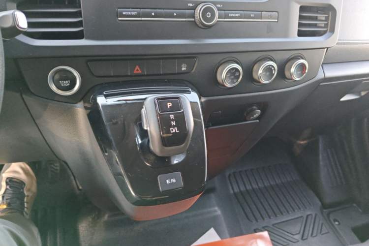 Used JMC Fushun 2023 2.0T Automatic Short-Wheelbase Mid-Height Commercial Multi-Purpose Passenger Vehicle 5 Seats Gear Lever