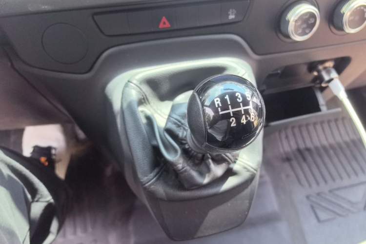 Used JMC Fushun 2023 2.0T Manual Short-Wheelbase Mid-Top Commercial Multi-Purpose 6-Seater Passenger Vehicle Gear Lever