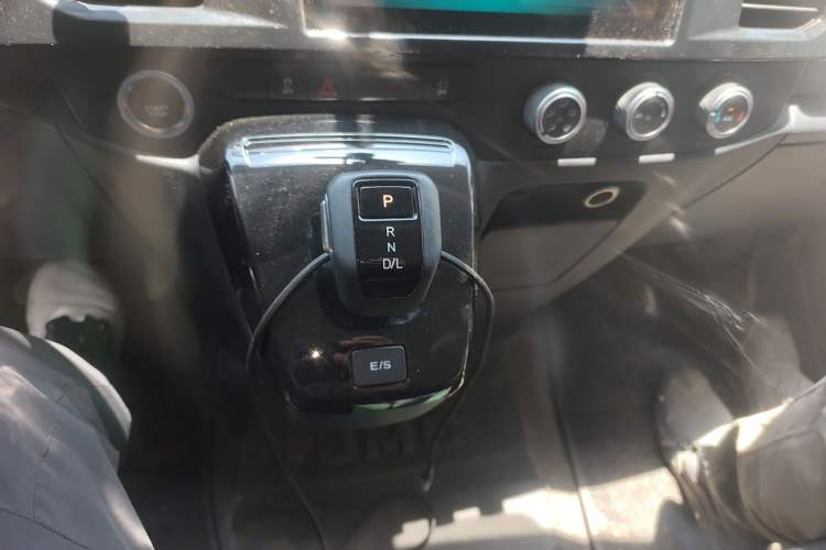 Used JMC Fushun 2023 2.0T Automatic Short-Wheelbase Low-Roof Commercial Van 2/3 Seats with Lift-Up Tailgate Gear Lever