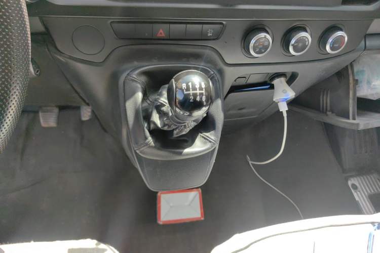 Used JMC Fushun 2023 2.0T Manual Mid-Drive Mid-Roof Commercial Multi-Purpose 7-Seater Passenger Vehicle Gear Lever