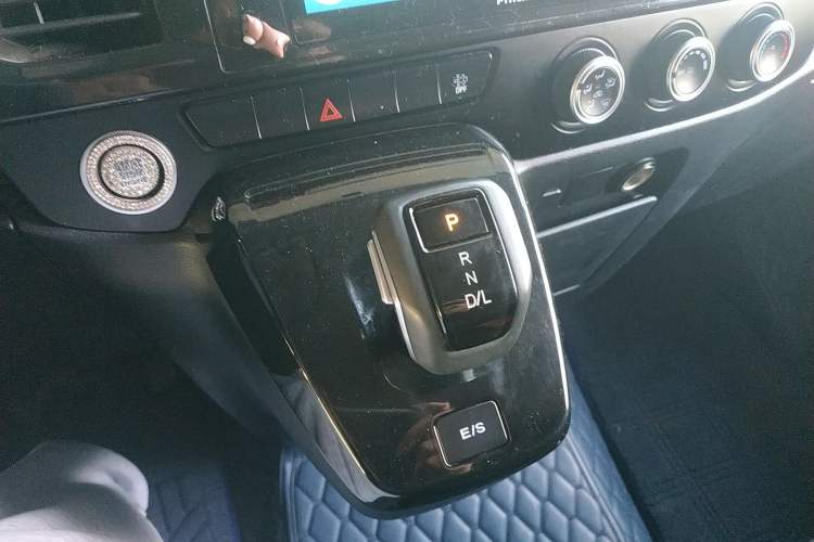 Used JMC Fushun 2023 2.0T Automatic Mid-Drive High-Roof Commercial Van Transport Vehicle with 2/3 Seats Gear Lever