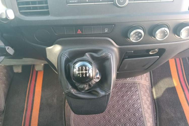 Used JMC Fushun 2023 2.0T Manual Short-Wheelbase Mid-Top Commercial Multi-Purpose 6-Seater Passenger Vehicle Gear Lever