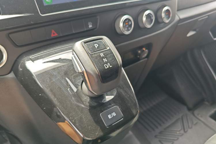 Used JMC Fushun 2023 2.0T Automatic Short-Wheelbase Low-Roof Commercial & Multi-Purpose Passenger Vehicle 6-Seater with Dual-Opening Tailgate Gear Lever