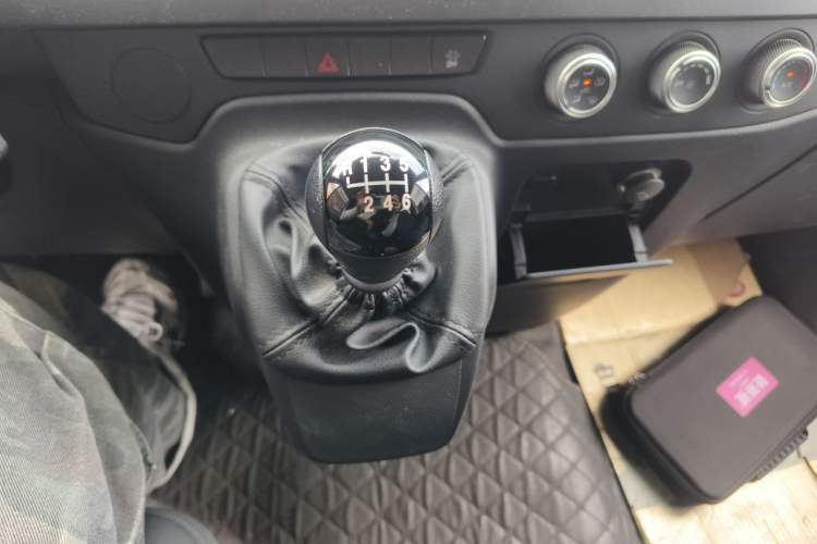 Used JMC Fushun 2023 2.0T Manual Mid-axle Mid-roof Commercial Multi-purpose 6-Seater Passenger Vehicle Gear Lever