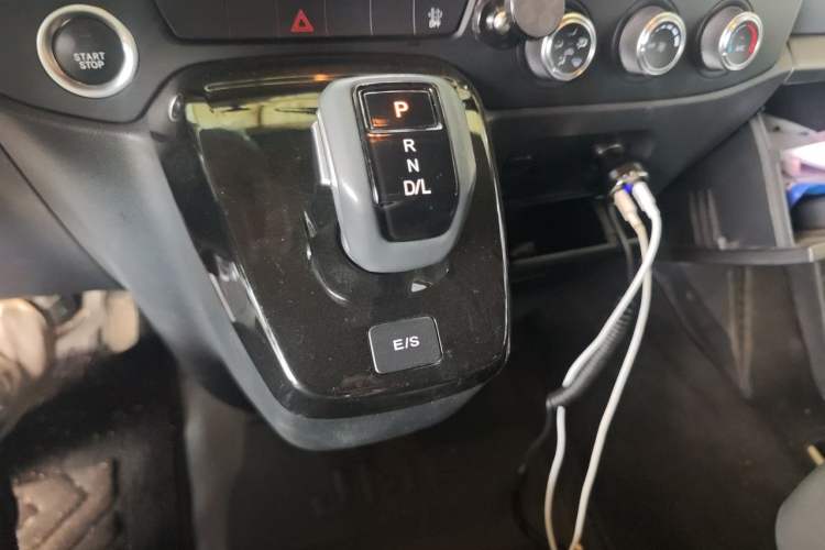 Used JMC Fushun 2023 2.0T Automatic Short-Wheelbase Low-Roof Commercial Van 2/3 Seats with Dual-Opening Tailgate Gear Lever