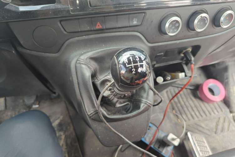 Used JMC Fushun 2023 2.0T Manual Diesel Long-Wheelbase High-Roof Business Van with Dual Rear Tires 6–9 Seats Gear Lever