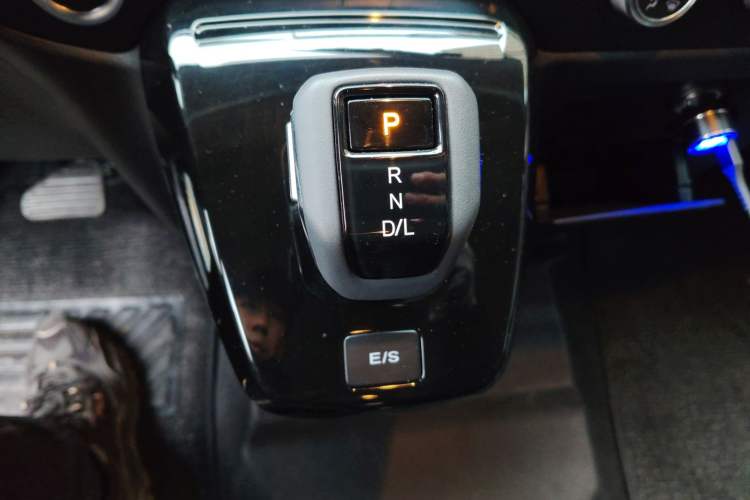 Used JMC Fushun 2023 2.0T Automatic Mid-Range Mid-Roof Commercial Multi-Purpose 6-Seater Passenger Vehicle Gear Lever