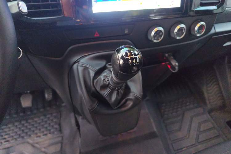Used JMC Fushun 2023 2.0T Manual Mid-Drive Mid-Roof Commercial Multi-Purpose 7-Seater Passenger Vehicle Gear Lever